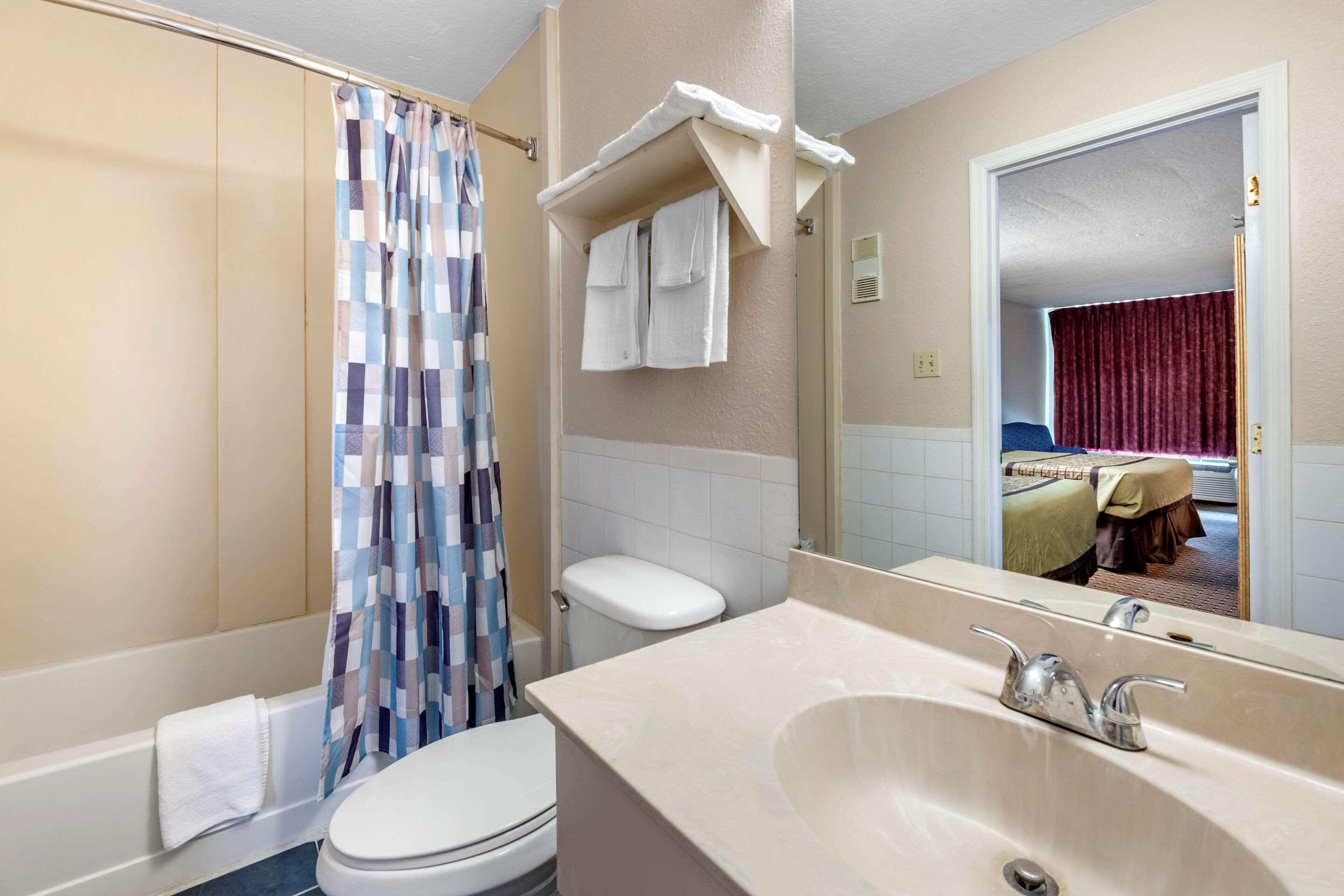 Rodeway Inn New Port Richey Exterior photo